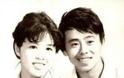 粉丝为看潘长江不惜爬上树早年妻子无怨言住8平米厕所8年