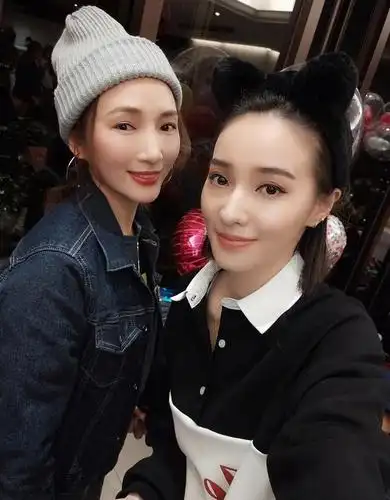 欧弟妻子晒照为jojo庆祝三岁生日,为妹妹庆祝百日,两姐妹好可爱