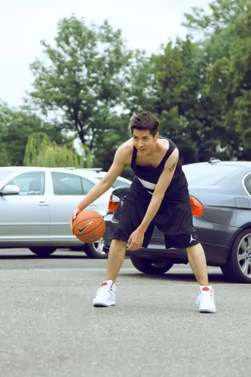 吴亦凡没有屁股,没有腹肌,但是真的有胸!