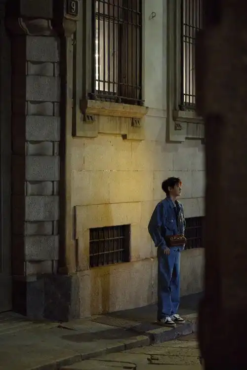 王源米兰街头牛仔大片##王源米兰时装周上班造型