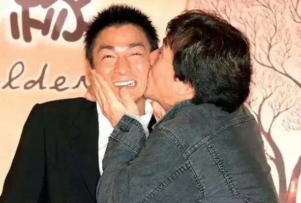 刘德华与成龙合作过5部电影:《火烧岛》《夏日福星》《醉拳2》《建国