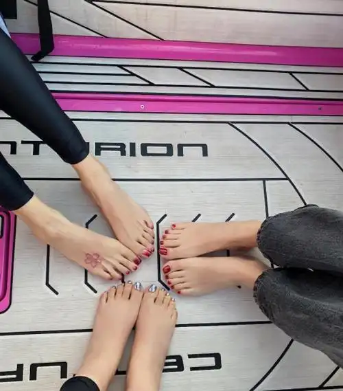 杨颖和闺蜜们海上冲浪姐妹三人晒光脚照杨颖马甲线意外抢镜