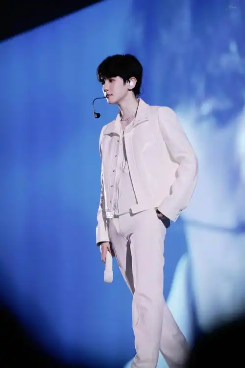 d社把iu照片发到边伯贤超话