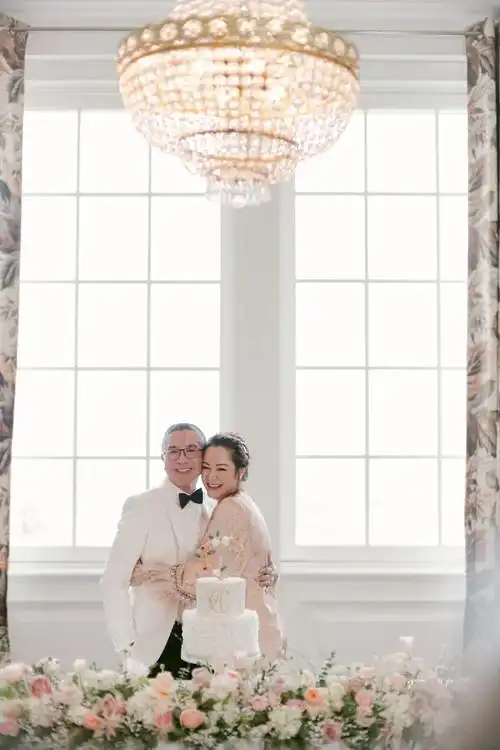 50岁雷怡晖大婚现场,63岁老公深情亲吻新娘额头,莫文蔚现身道贺