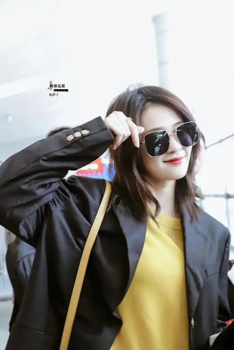 白鹿 #机场 #穿搭 #神仙爱豆 你的一个眼神 足以让我思 - 抖音