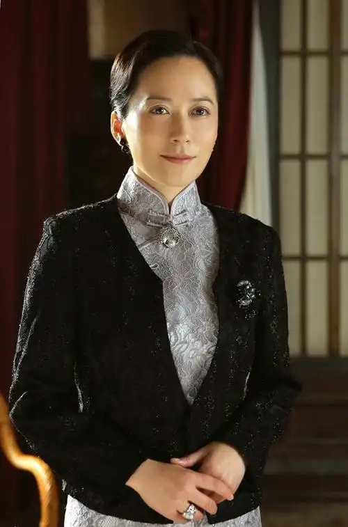 胸针迷穿旗袍戴胸针的俞飞鸿超有气质