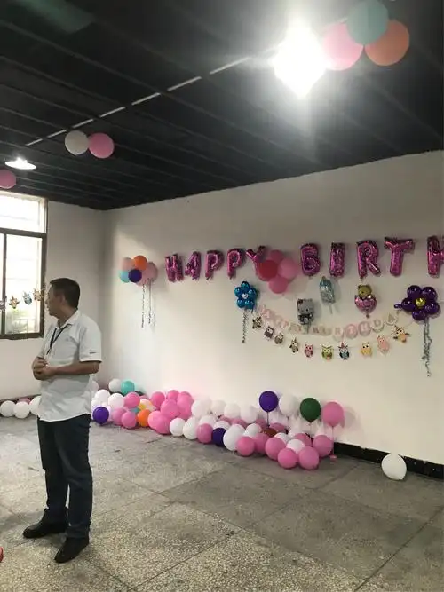 生日会场布置好以后,我们的寿星们陆续入场啦