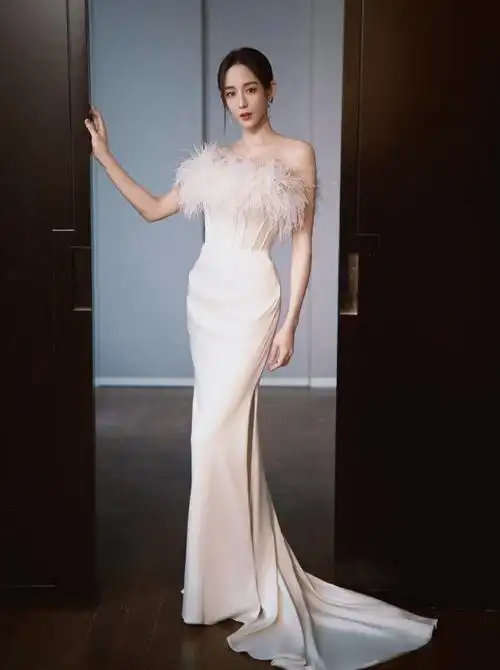 张钧甯超话经典白裙,如春日百合,步伐摇曳,熠熠生辉,当羽毛与白裙碰撞