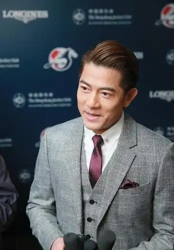 郭富城出席活动,梳背头硬朗帅气,一身三件套西装沉稳有气场