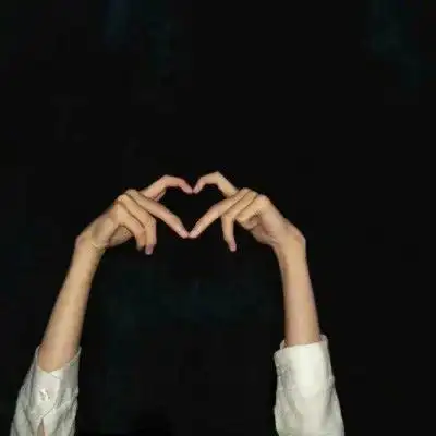 比心头像女生真人图片个性女生比心手势头像比心的头像女生