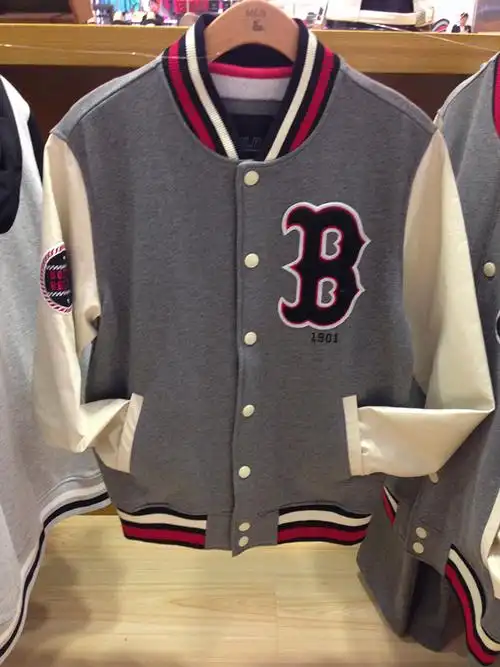 mlb棒球服的袖子有皮釉的料子吗 是不是假的啊