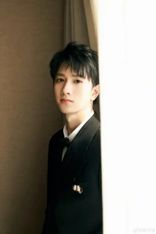 敖子逸亮相微博竞燃之夜