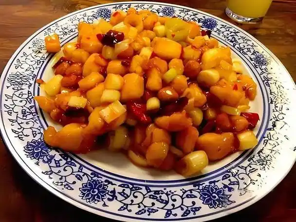 北京菜,简称京菜,又称京帮菜,是北京地区的传统菜系,它是以北方菜为