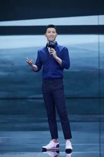 窦骁的身材真是太适合穿正装了棱角分明的脸蛋真挺英气的