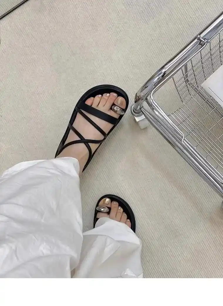 夹趾凉鞋!还是懒人一脚蹬的~~.出门挤地铁,公交不累脚! - 抖音