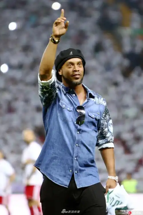 小罗出席活动潮装现身大受众球迷欢迎