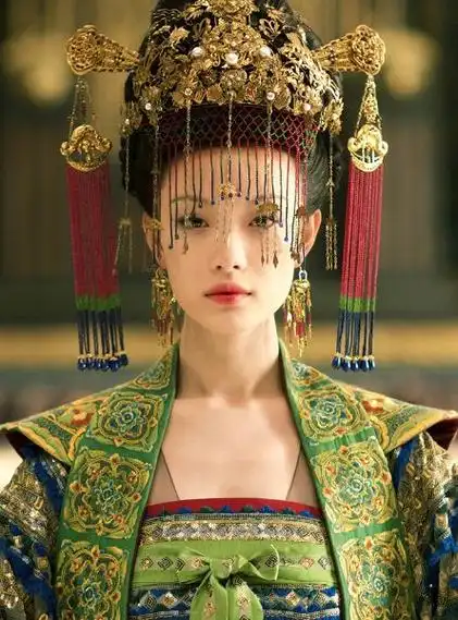 倪妮在张艺谋电影《金陵十三钗》中出演女主角,一朝成名天下知