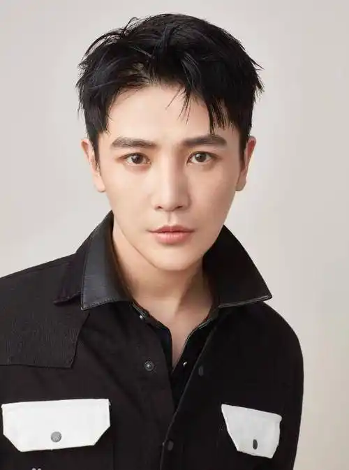 孙坚经纪公司:manghiu 2004年,出演个人首部电视剧《摩梭女儿国》