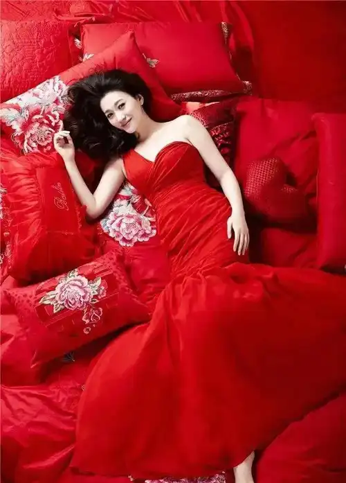 46岁李小冉代言内衣,大秀饱满曲线,年近半百美出新高度_品牌_身材