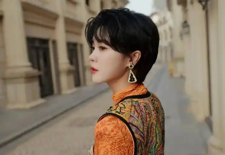 郁可唯穿橙色民族风短裙秀长腿,短发干练,身材高挑迷人_舞台_感觉_穿