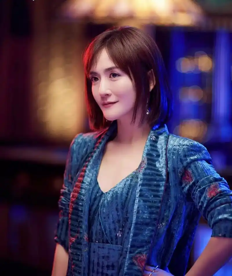 38岁谢娜一身浴袍式西装配短发,颜值巅峰!关键是这个发色太显白