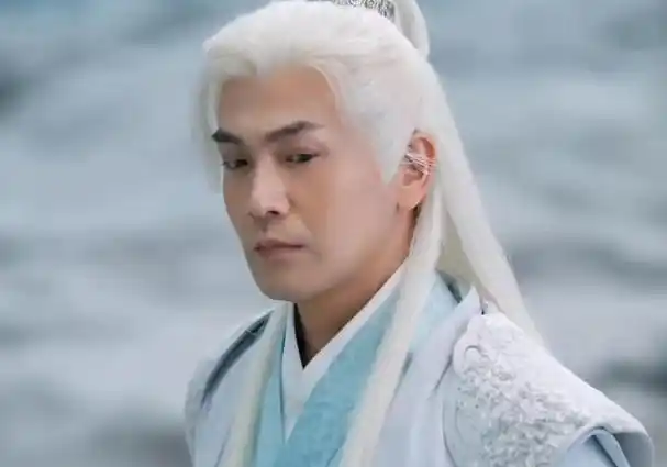 张智尧也参演了这部剧,饰演了女主雁回的师父凌霄,白发造型梦回紫胤