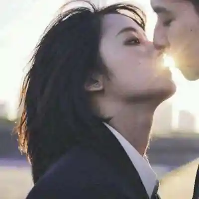 甜蜜双人接吻爱人头像,情侣头像图片-回车桌面