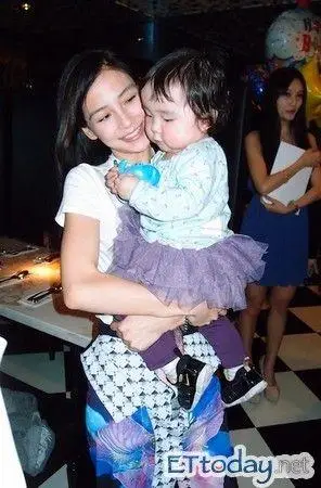 angelababy店中庆生抱孩子爱不释手