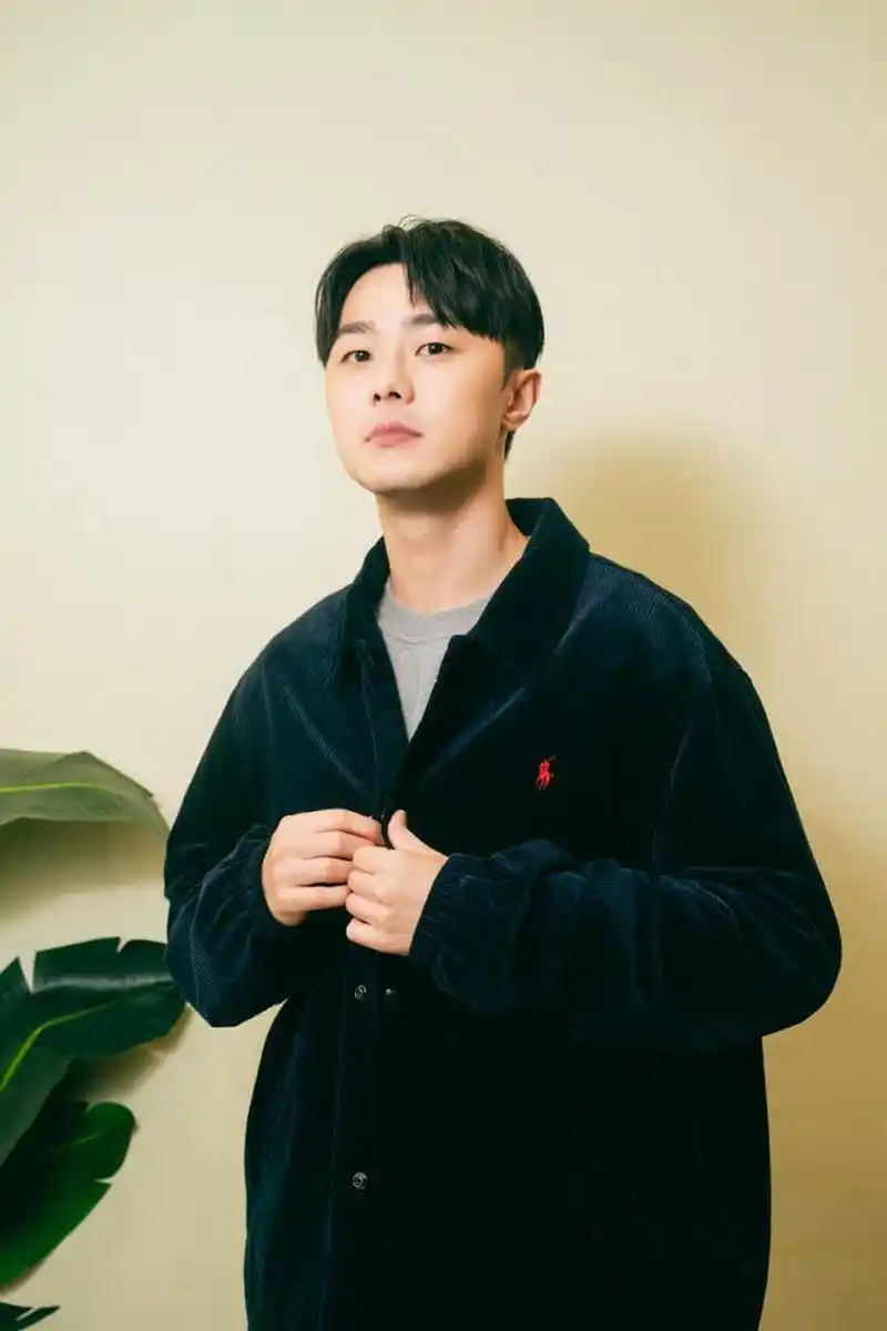 近年来,台湾男星施柏宇以其在《想见你》中的精湛演技,逐渐在中国大陆