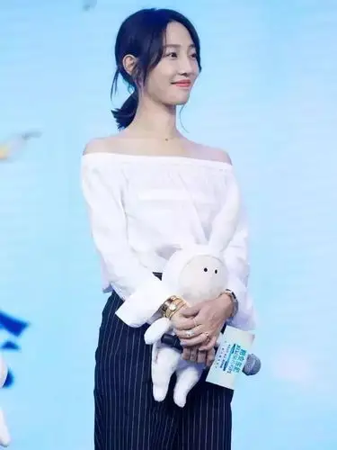 以关晓彤的k金四叶草锁骨链为例,精致小巧,搭配奶白色的露肩小礼裙