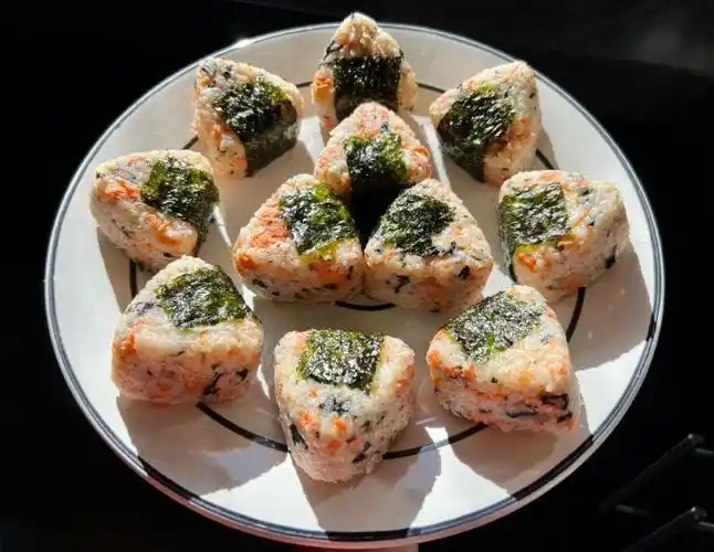 第5步(剩饭这样做太好吃了!三角寿司饭团的做法)