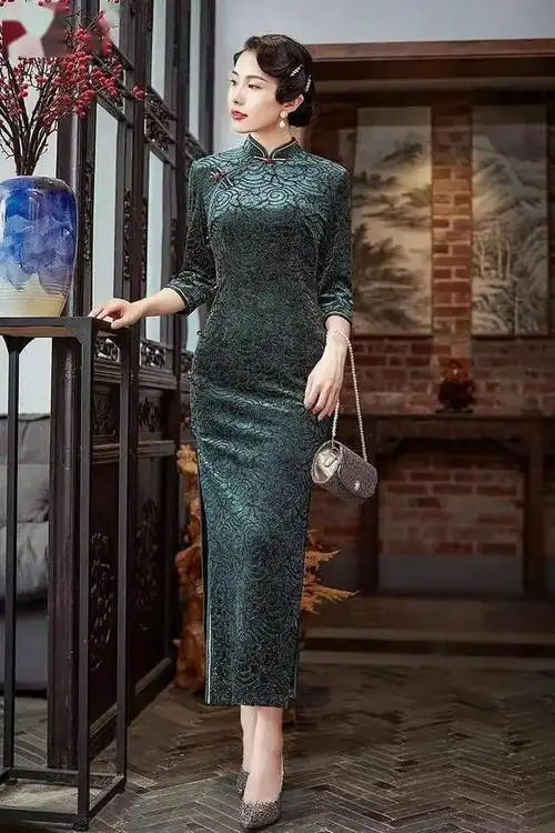 旗袍作为一种传统的中国服饰,在设计,工艺和材质上都有着丰富的历史和