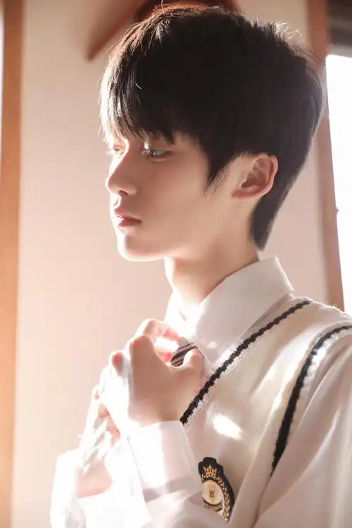 日系花美男梓渝春日写真曝光 尽显青春魅力|校园风