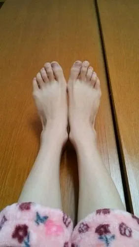 脚长成这样正常吗,为什么大脚趾是往里歪的,会越来越歪吗?