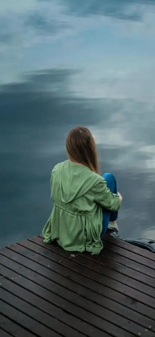 女孩的孤独背影