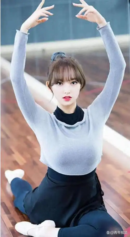 程潇被粉丝们亲切的称作"奶潇",最近她的一组写真,性感妩媚,丰满令人