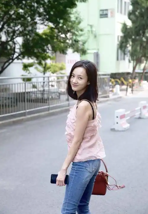 李一桐堪比翁美玲版的黄蓉 灵动的双眸 亮白的直腿 时尚写真太美了