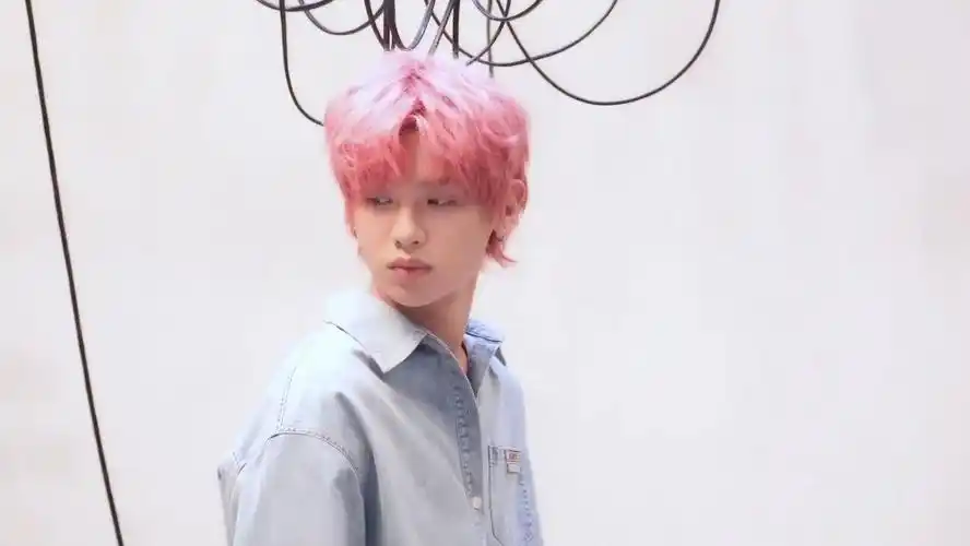 黄明昊樱花粉发色##黄明昊