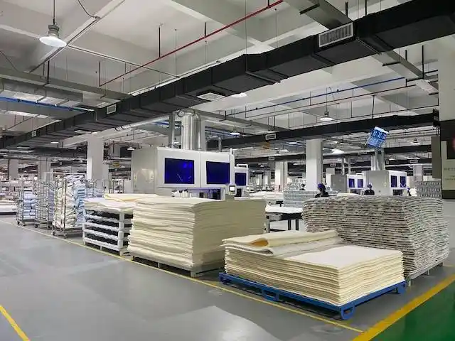 慕思公司的床垫自动化生产车间.何乐舒/摄