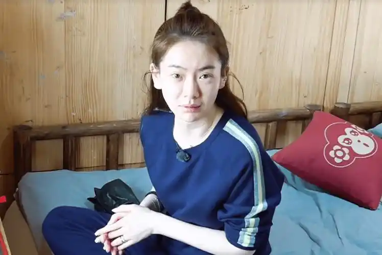 女明星素颜照,景甜很清纯,迪丽热巴底子好,谢娜很意外_李沁_戚薇_状态