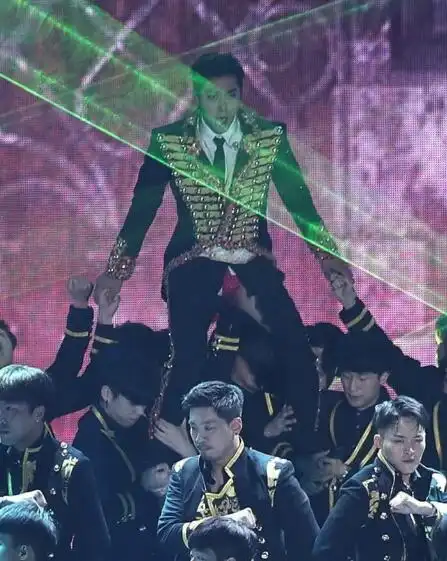 偶像男星郑允浩跳舞用力过猛裤裆破裂 仍然卖力跳完视频曝光