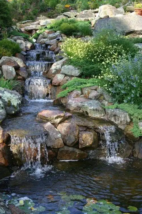 每当我们看到下面这种小溪流水的美景时,总会产生一种对大自然的向往