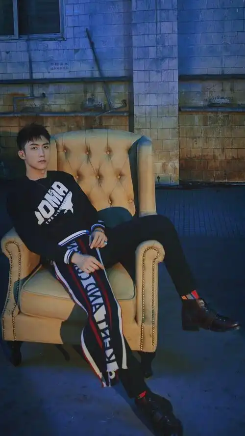 黄景瑜《时尚先生》封面大片,藏不住的锋芒炫酷来袭!网友:挺住