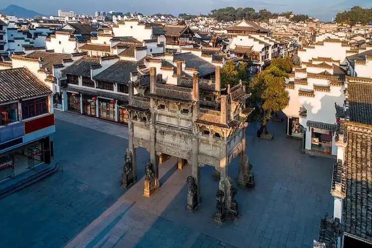 航拍 安徽黄山 歙县 徽州古城 许国石坊图片下载