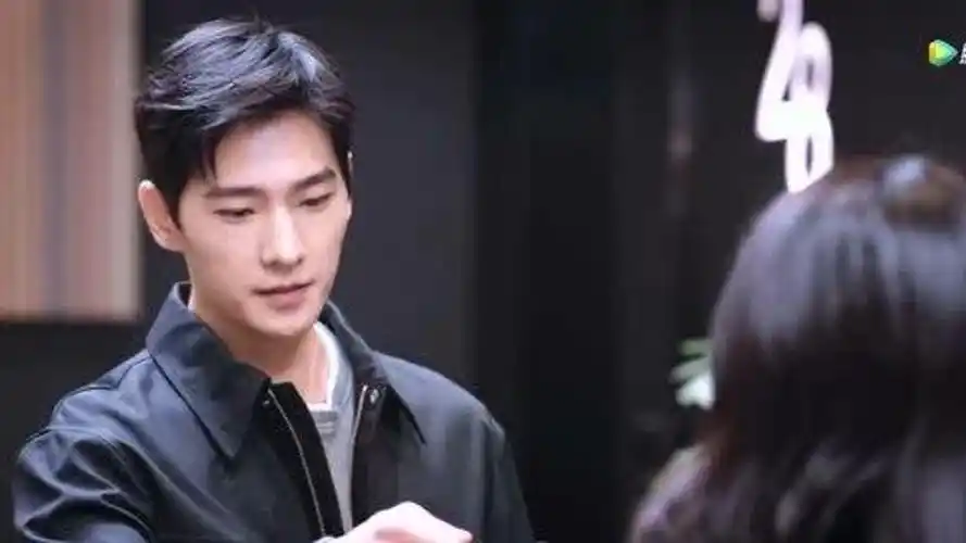 你是我的荣耀:杨洋送爱心早餐,迪丽热巴借工作之便,将杨洋留到深夜