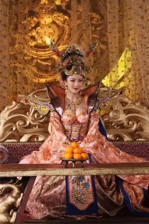 "妲己"娘娘也被剪胸