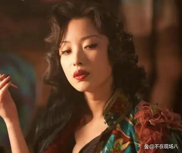 难尽了,她凭借一部《金陵十三衩》成功挤进"全球奖",可离开了老谋子后