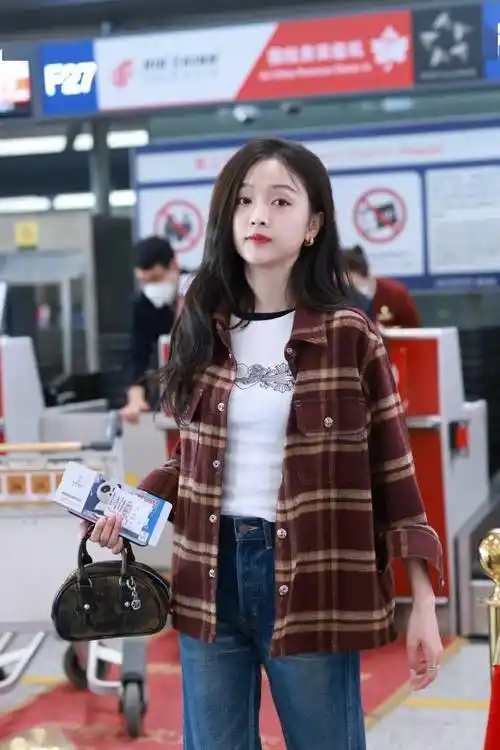 吴宣仪穿棕色格子衫现身机场 牛仔裤配凉拖鞋休闲十足_外套_北京_紧身