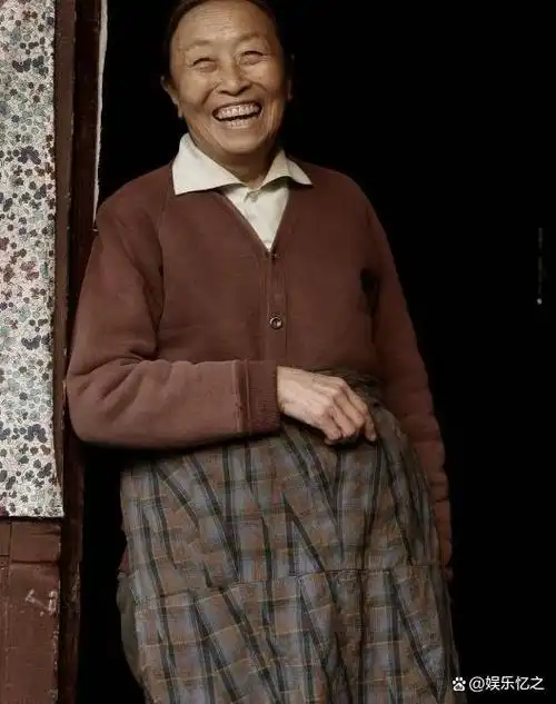 张少华:一生勤俭住40平米房子,去世1年多,丈夫的痴爱令人泪目