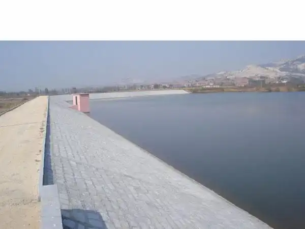 水库堤坝